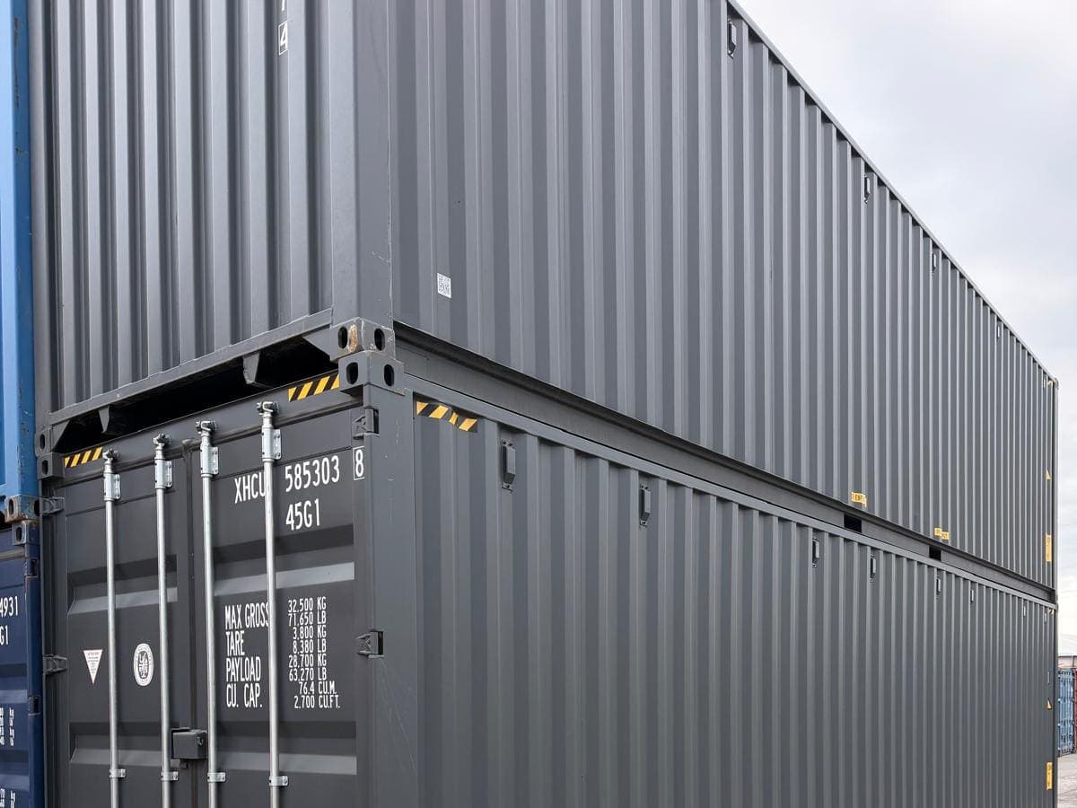 Uued 40-jalased High Cube konteinerid hallis toonis, uksepoolne ots